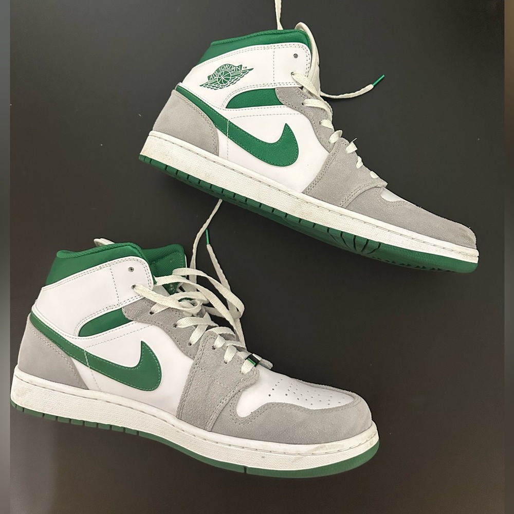 Jordan 1 Mid (SIZE 13)